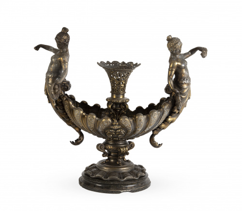 Centro de mesa alfonsino de bronce con restos de dorado, so