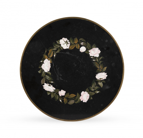 Tapa para mesa de piedras duras con ramillete de rosas.ff