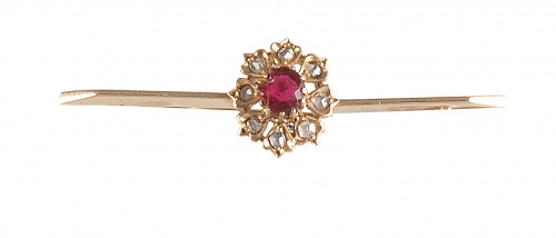 Broche S. XIX con rosetón de rubí orlado de diamantes 