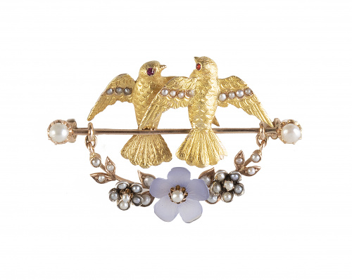 Broche Belle Époque con dos gorriones sobre barra de la que
