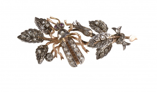 Broche S. XIX con escarabajo entre hojas de diamantes con o