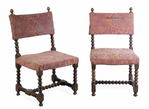 Pareja de sillas de estrado de madera torneada.España, pp