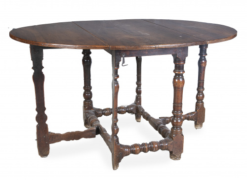 Mesa de alas Felipe V de madera de nogal tallada.Trabajo 