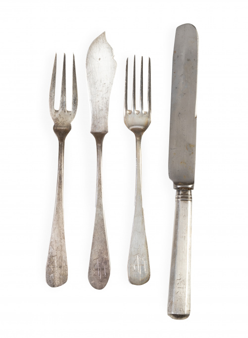 Cubertería de plata con iniciales grabadas.Con marcas de 