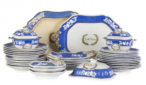 Vajilla de porcelana esmaltada de azul y dorada, marcada "J