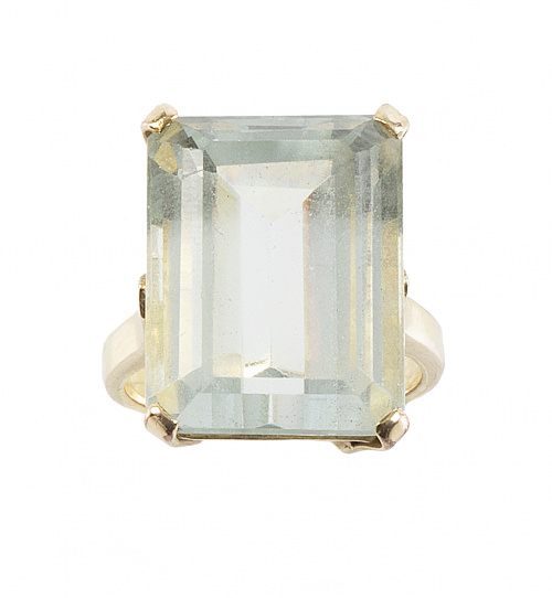 Sortija con aguamarina de talla esmeralda 