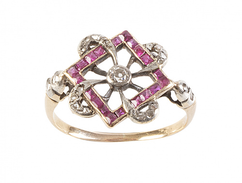 Sortija de pp. S XX con rombo de rubíes entrelazado con ban