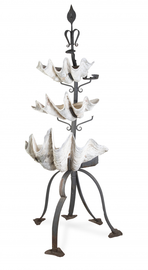 Fuente con tres tridacnas gigas o conchas de los mares del 