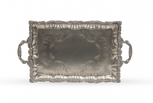 Bandeja de plata con asas con decoración grabada.S. XX.
