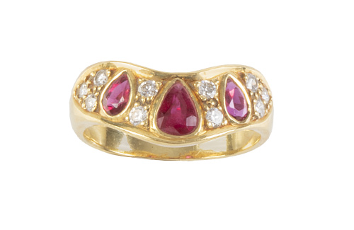 Sortija tres perillas de rubíes de intenso color, entre ban