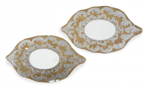 Pareja de marcos ovales de cristal dorado y metalizado.
