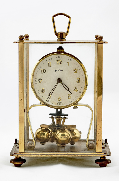 Reloj de mesa BENTIMA en latón dorado con caja de cristal.