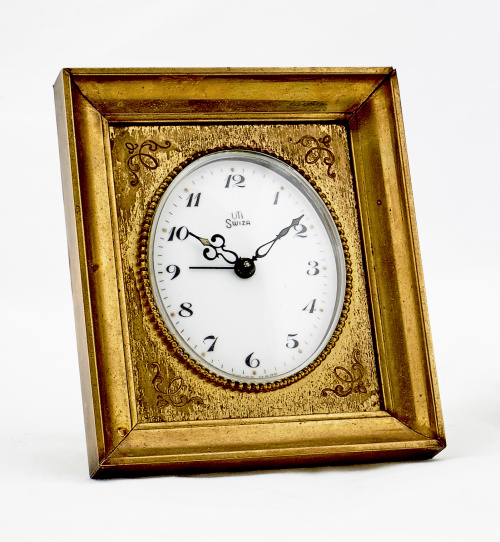 Reloj de mesa “UTI  SWiza” con marco en bronce dorado.