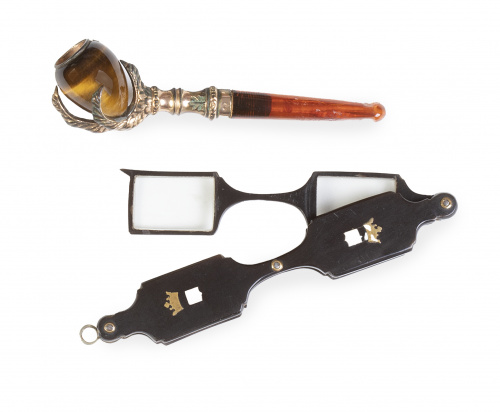 Lote de pipa en pasta y bronce con "piedra de tigre" y monó