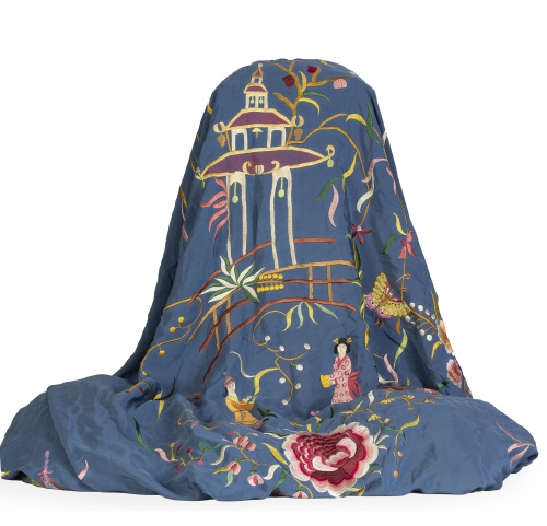 Mantón de "Manila" en seda azul bordada, con hilos de color