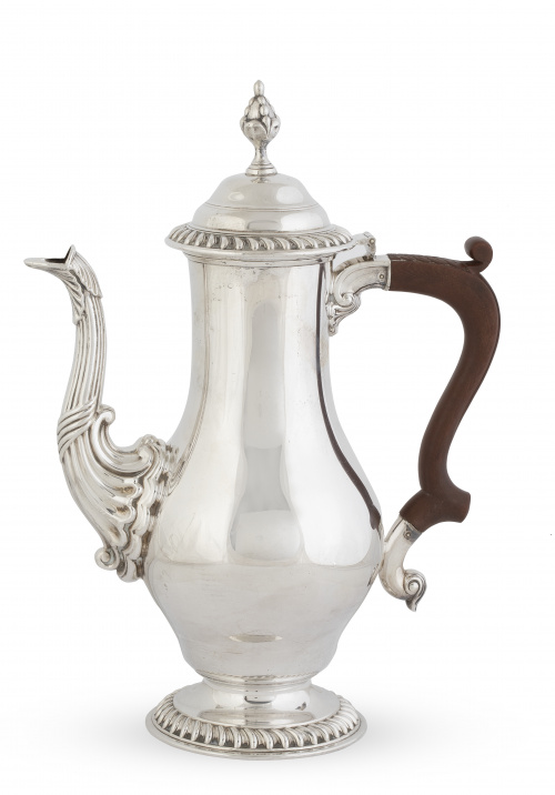 Cafetera de metal plateado con mango de madera. Barker & 