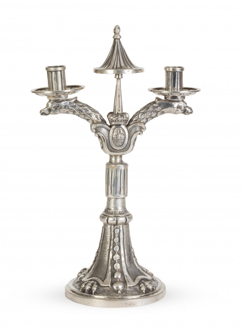 Candelabro de dos brazos de luz de plata, con el escudo de 
