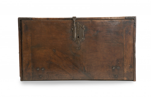 Bargueño de madera de nogal con decoración policromada.Ca