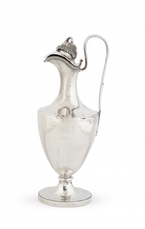Jarro de plata Carlos IV con tapa rematada por cisne. Con