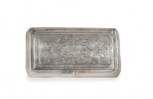 Caja isabelina de plata con decoración grabada.Cristóbal 
