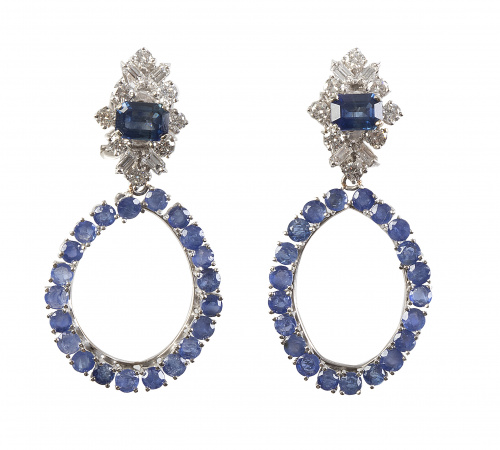 Pendientes con diseño de aro de zafiros que pende de zafiro