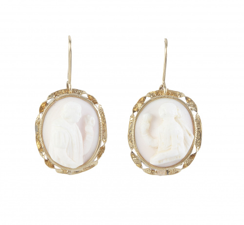 Pendientes ovales con camafeos de coral rosa que presentan 