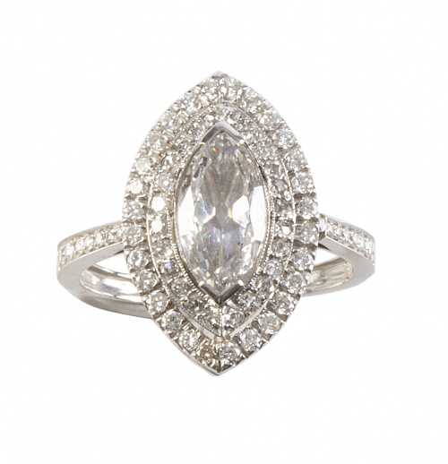 Sortija con brillante talla marquise central de 0,94 ct apr