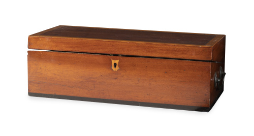 Caja escritorio de viaje de madera de caoba y limoncillo.