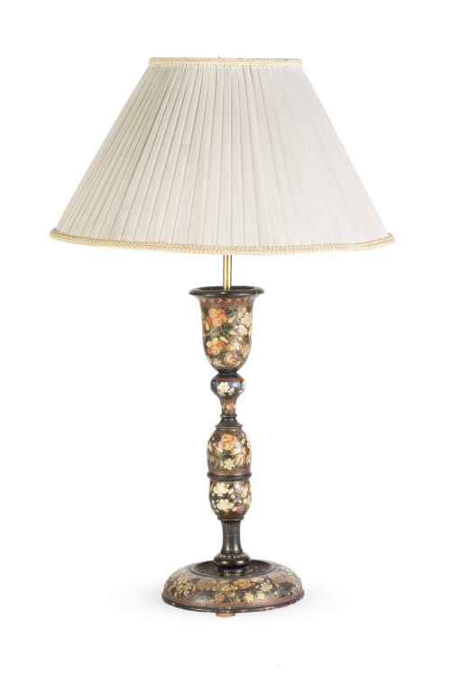 Candelero transformado en lámpara de mesa de madera lacada.