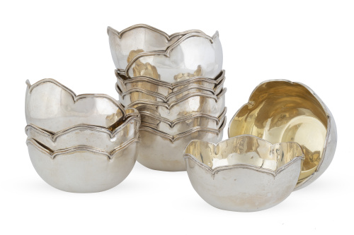 Juego de doce lavafrutas de plata con interior vermeille. C