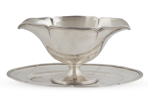 Salsera de plata de contorno ingletado. Con marcas.Pérez 