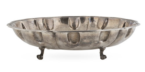 Centro de plata sobre patas de garra sobre bola.López, Ma