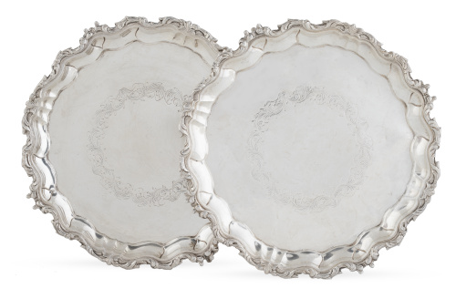 Dos salvillas de plata de estilo inglés. Con marcas.S. XX