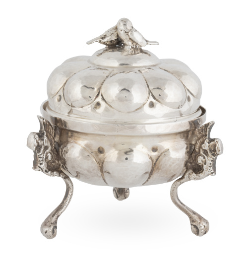 Centro con tapa sobre pies de trípode de metal plateado.S