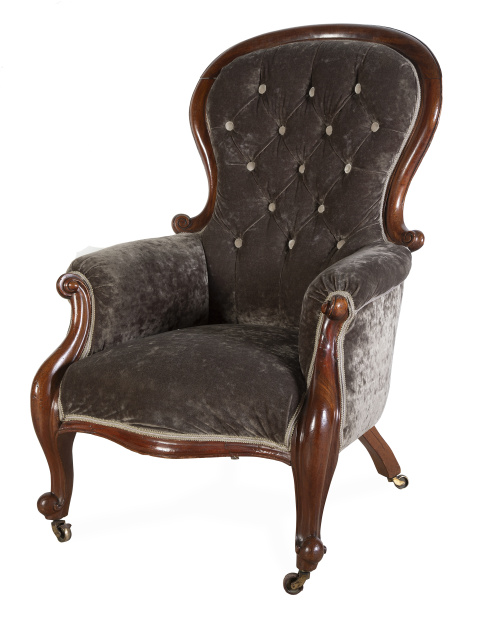 Butaca victoriana de madera de nogal tallada con tapicería 