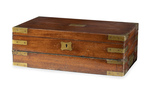 Escritorio de viaje de madera de caoba y refuerzos de metal