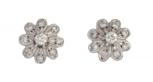 Pendientes flor con brillante central engastado en seis gar