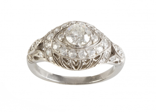 Sortija bombé de pp. S. XX con brillante central de 0,60 ct