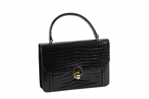 Bolso de piel de cocodrilo color negro, con una asa