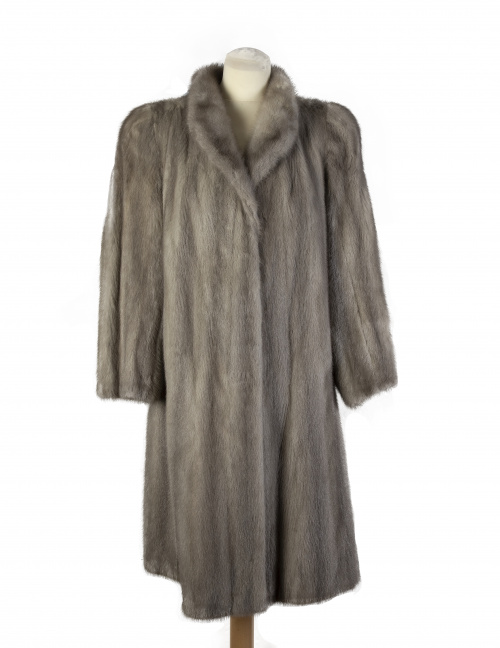 Abrigo de visón rasado gris con cuello de solapa y bolsillo
