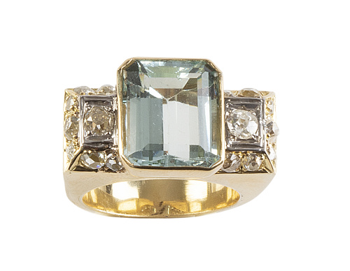 Sortija chevalier con aguamarina talla esmeralda central y 