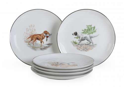 Juego de siete platos de porcelana esmaltada con perros.L