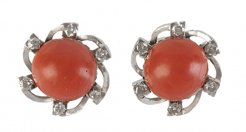 Conjunto de pendientes y sortija de cabuchones de coral y o