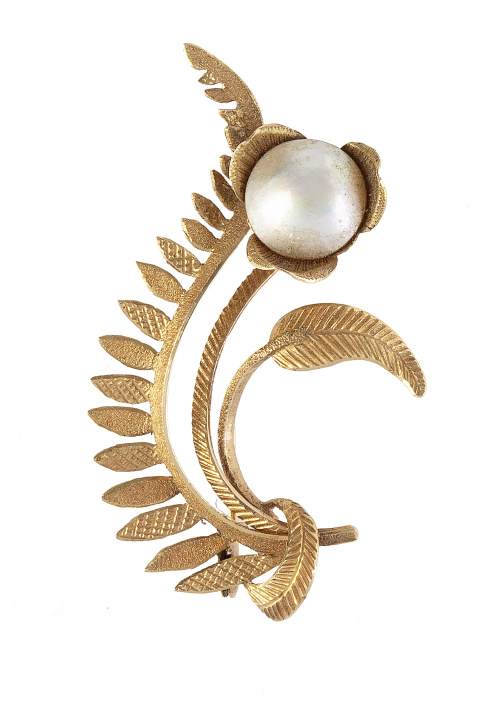 Broche años 50 con diseño de rama con flor de perla, en oro
