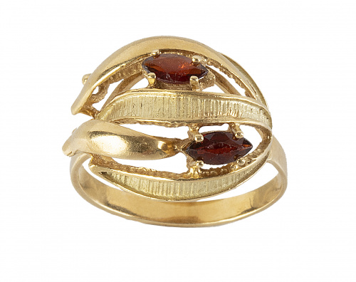 Conjunto de pendientes y sortija con diseño de ramas de oro