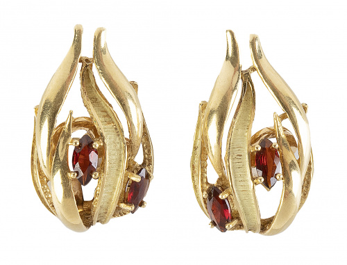 Conjunto de pendientes y sortija con diseño de ramas de oro