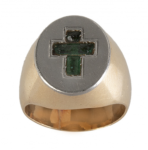 Sortija sello oval con cruz de piedras verdes central 