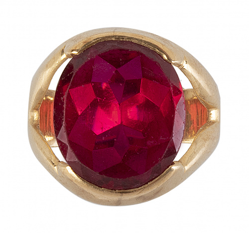 Sortija años 40 con piedra roja sintética en montura calada