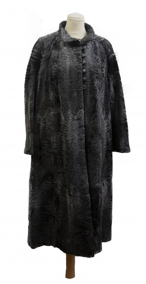 Abrigo largo de piel de astracan broadtail gris, con botone