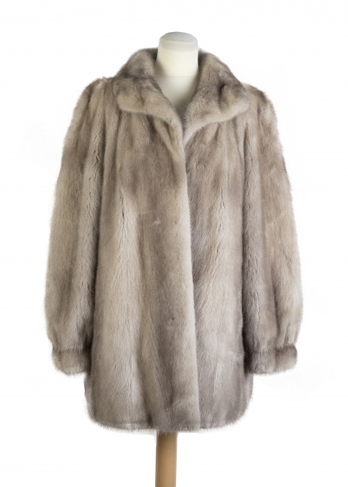 Abrigo corto de piel de visón color manteca grisáceo, con c